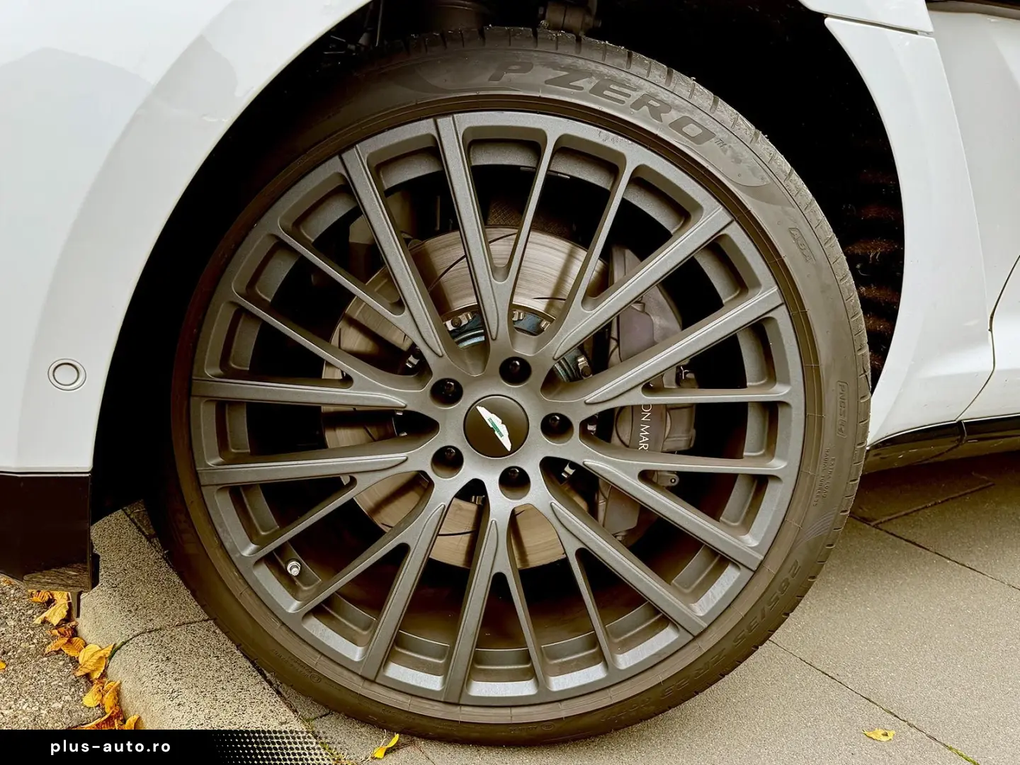 ASTON MARTIN DBX 550 Black Pack Panorama