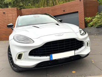 ASTON MARTIN DBX 550 Black Pack Panorama