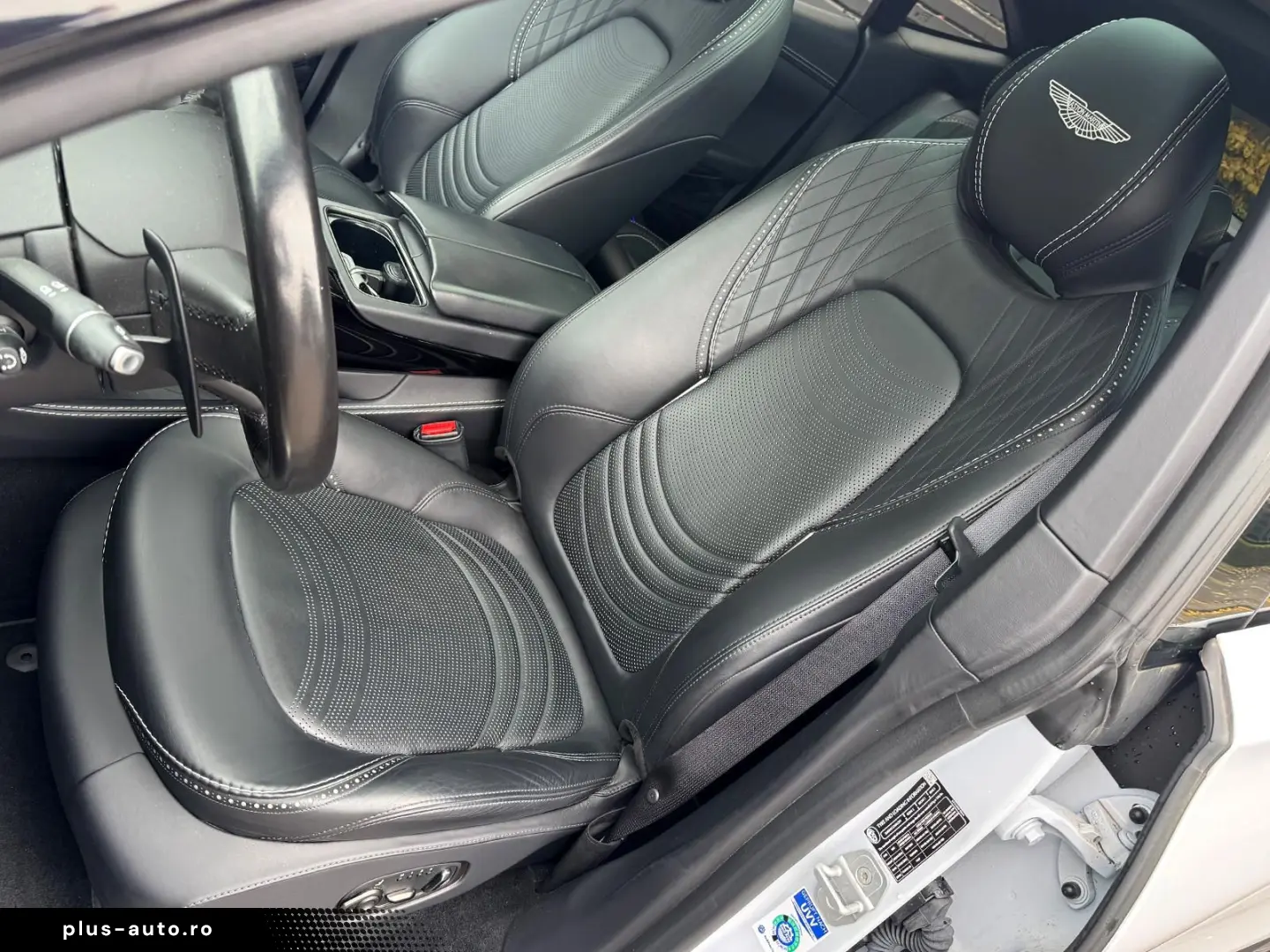 ASTON MARTIN DBX 550 Black Pack Panorama