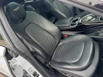 ASTON MARTIN DBX 550 Black Pack Panorama