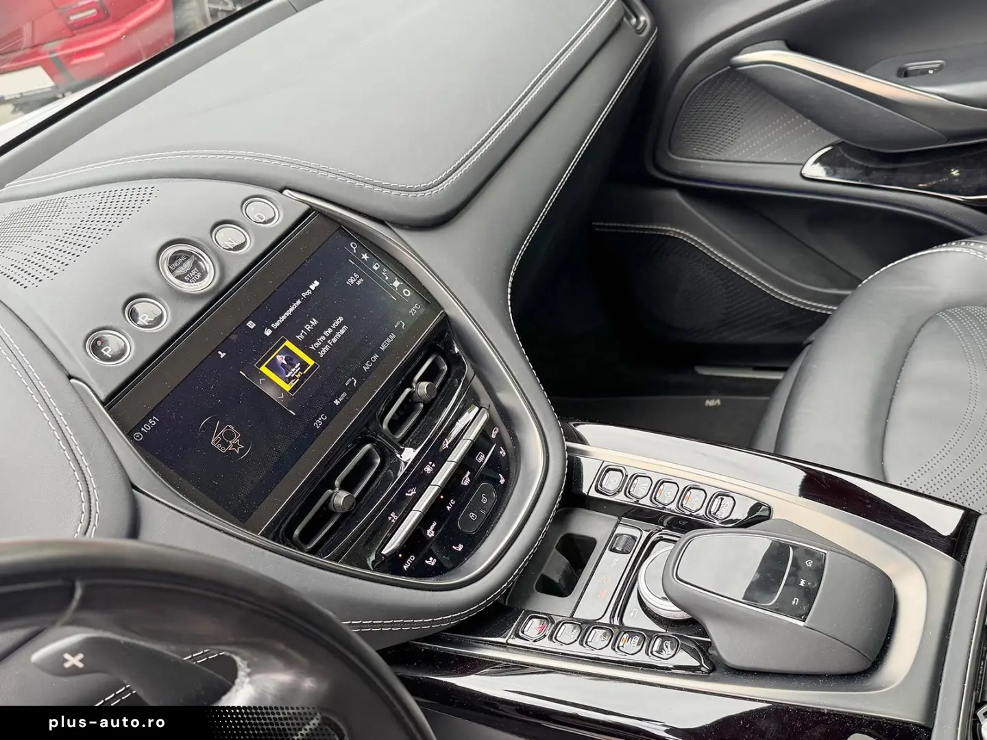 ASTON MARTIN DBX 550 Black Pack Panorama