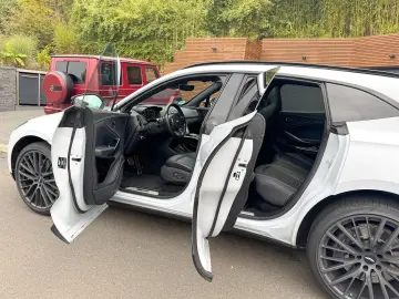 ASTON MARTIN DBX 550 Black Pack Panorama