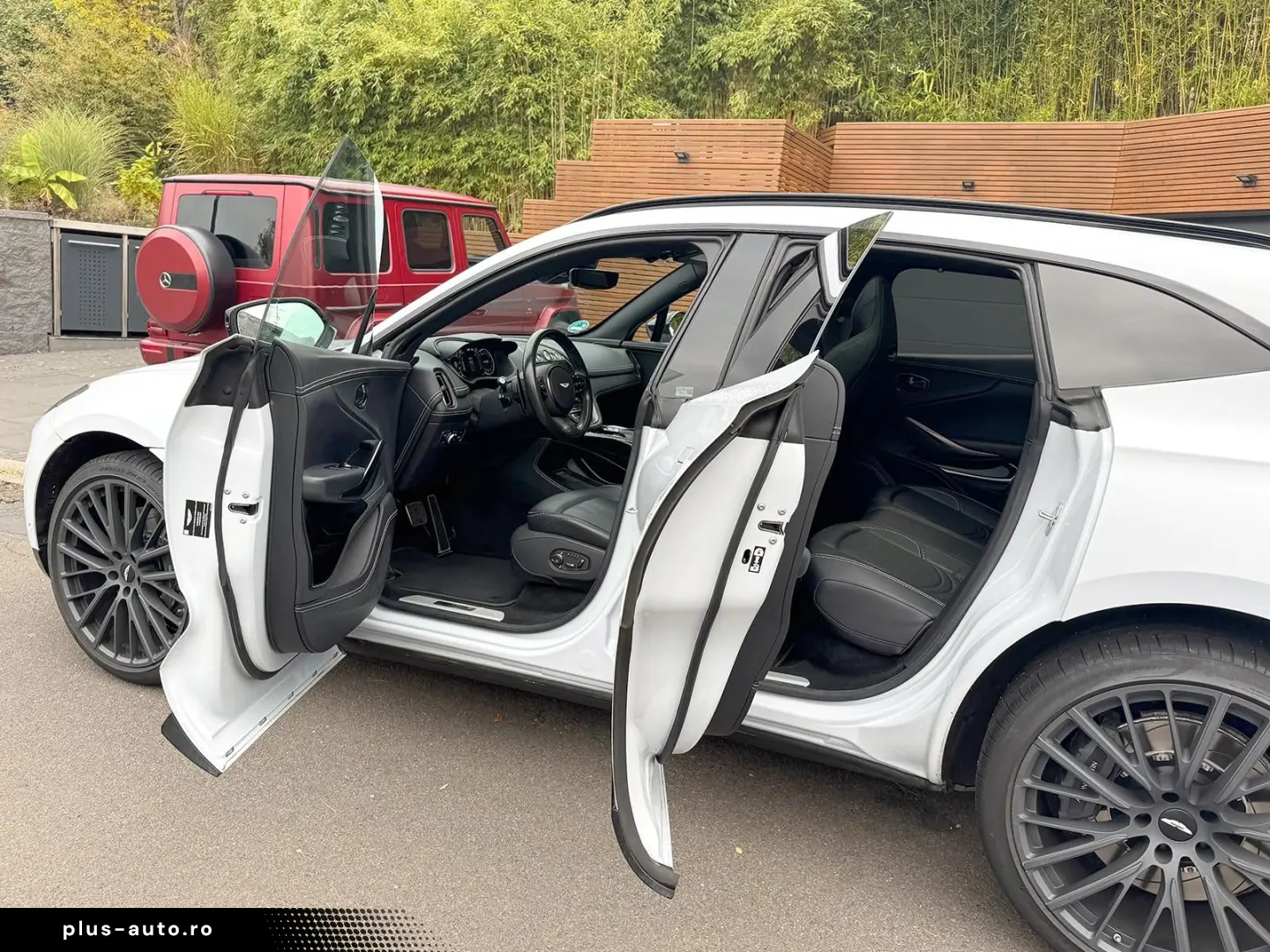 ASTON MARTIN DBX 550 Black Pack Panorama