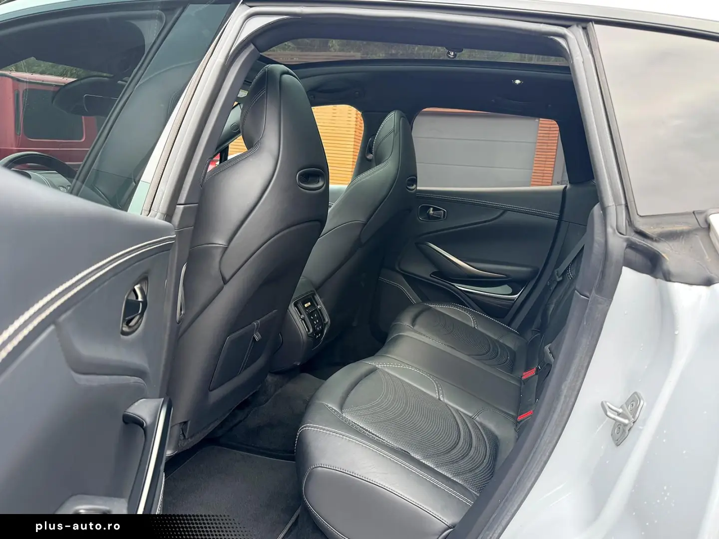 ASTON MARTIN DBX 550 Black Pack Panorama