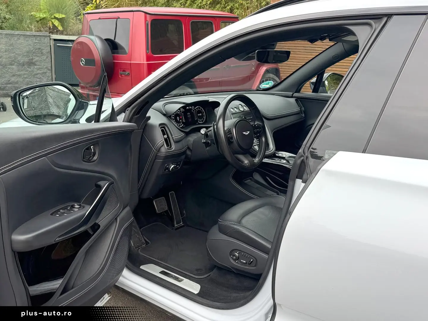 ASTON MARTIN DBX 550 Black Pack Panorama