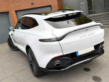 ASTON MARTIN DBX 550 Black Pack Panorama
