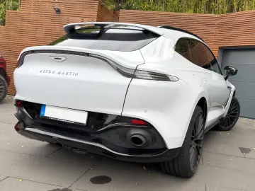 ASTON MARTIN DBX 550 Black Pack Panorama