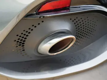 ASTON MARTIN DBX 550