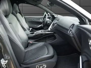 ASTON MARTIN DBX 550