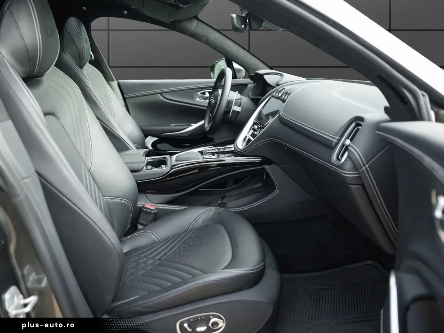 ASTON MARTIN DBX 550