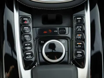 ASTON MARTIN DBX 550