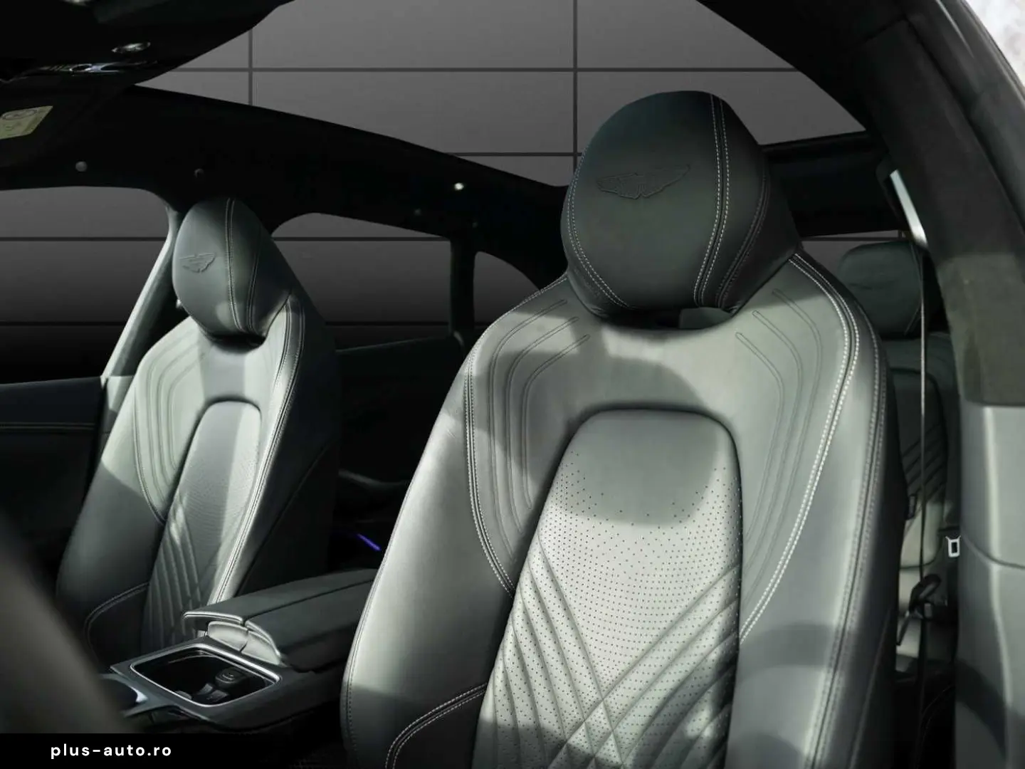 ASTON MARTIN DBX 550