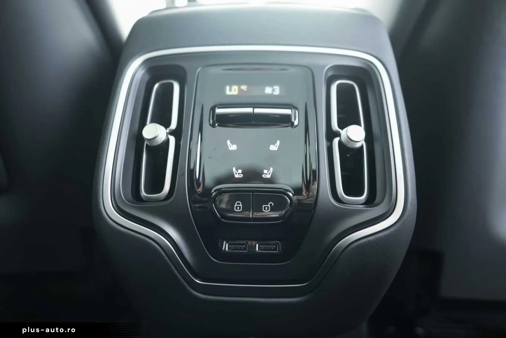 ASTON MARTIN DBX 550