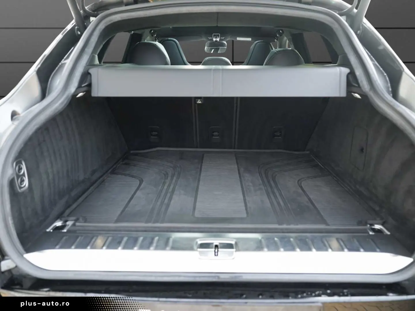 ASTON MARTIN DBX 550