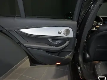 MERCEDES-BENZ E 300 de 4M T AMG LED 360' SOUND …