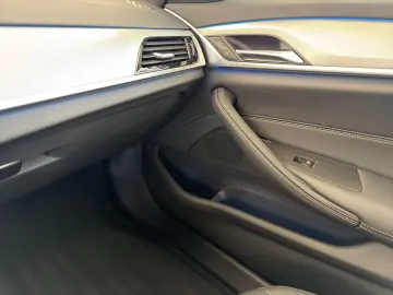 BMW 530e xDr LASER HUD CAM PRIVACY DAB AMBI