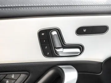 MERCEDES-BENZ CLA 35 AMG 4M Distronic Multibeam Panorama