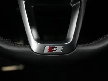 AUDI Q8 50 TDI quattro tiptronic S line Leder ACC HUD