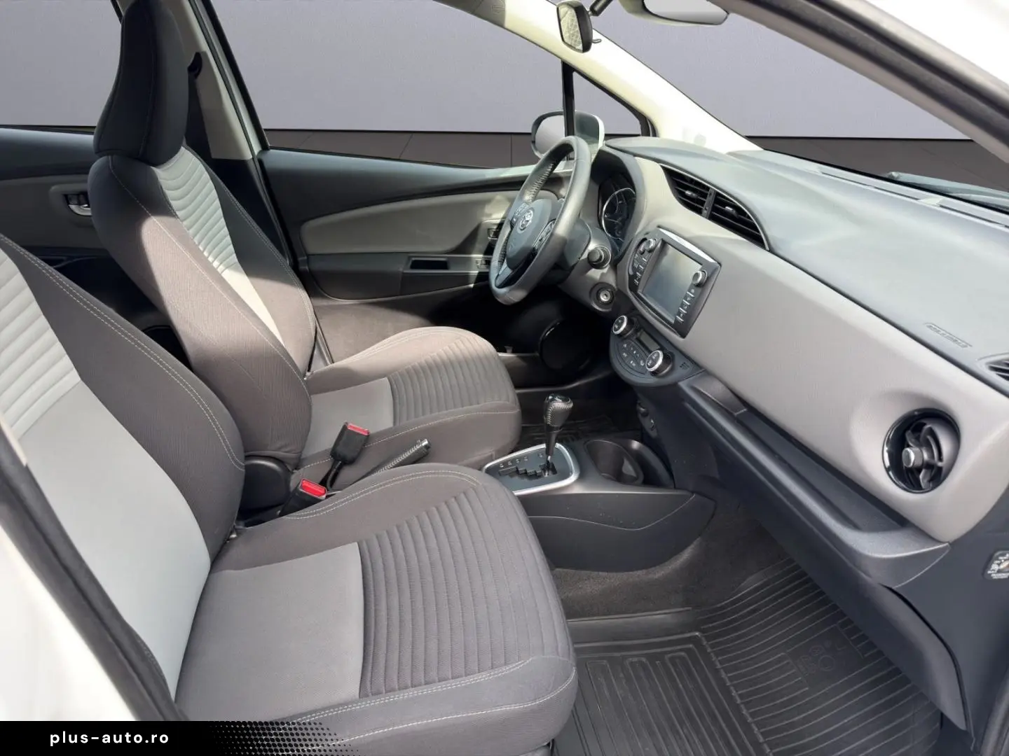 TOYOTA Yaris Hybrid Business Edition