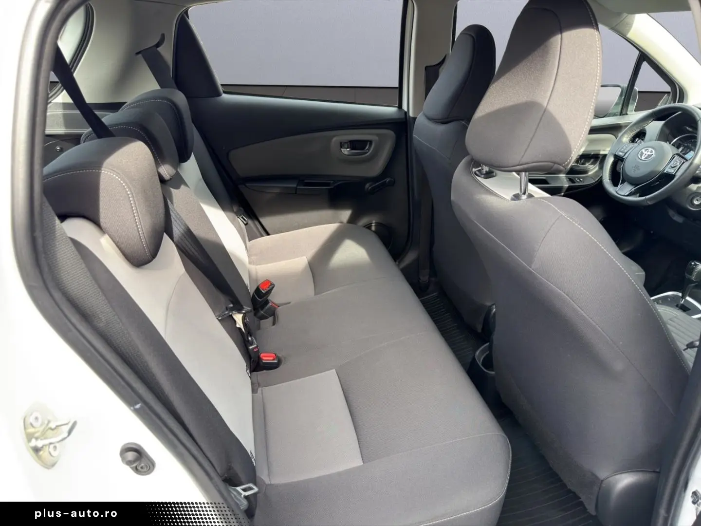 TOYOTA Yaris Hybrid Business Edition