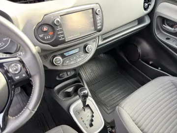 TOYOTA Yaris Hybrid Business Edition