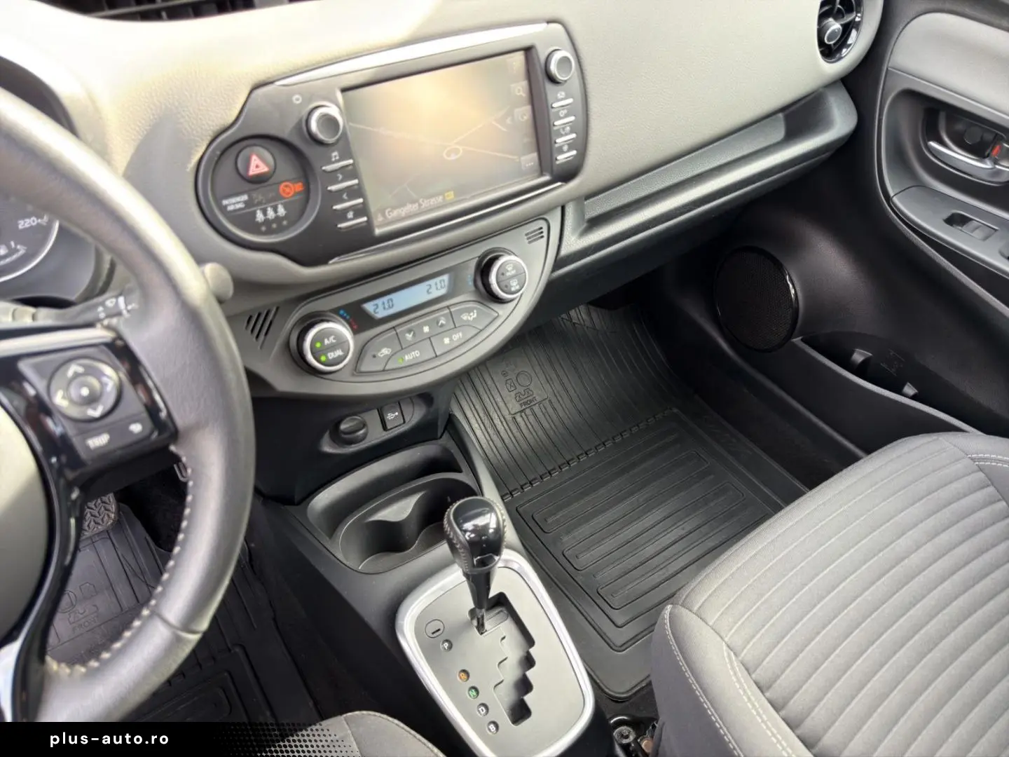 TOYOTA Yaris Hybrid Business Edition