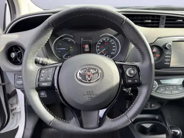 TOYOTA Yaris Hybrid Business Edition