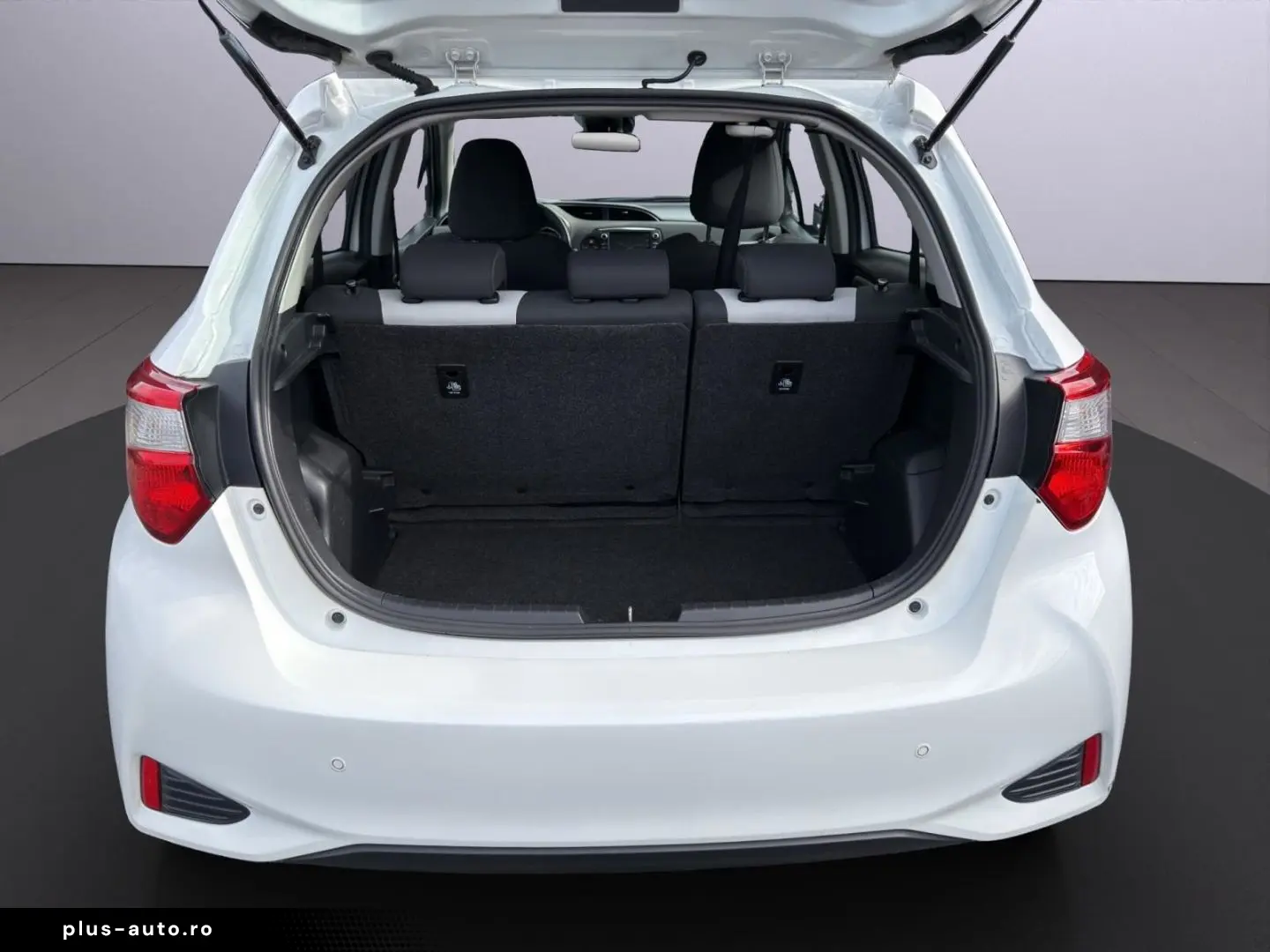 TOYOTA Yaris Hybrid Business Edition