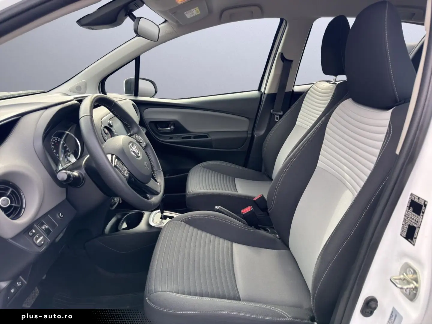 TOYOTA Yaris Hybrid Business Edition