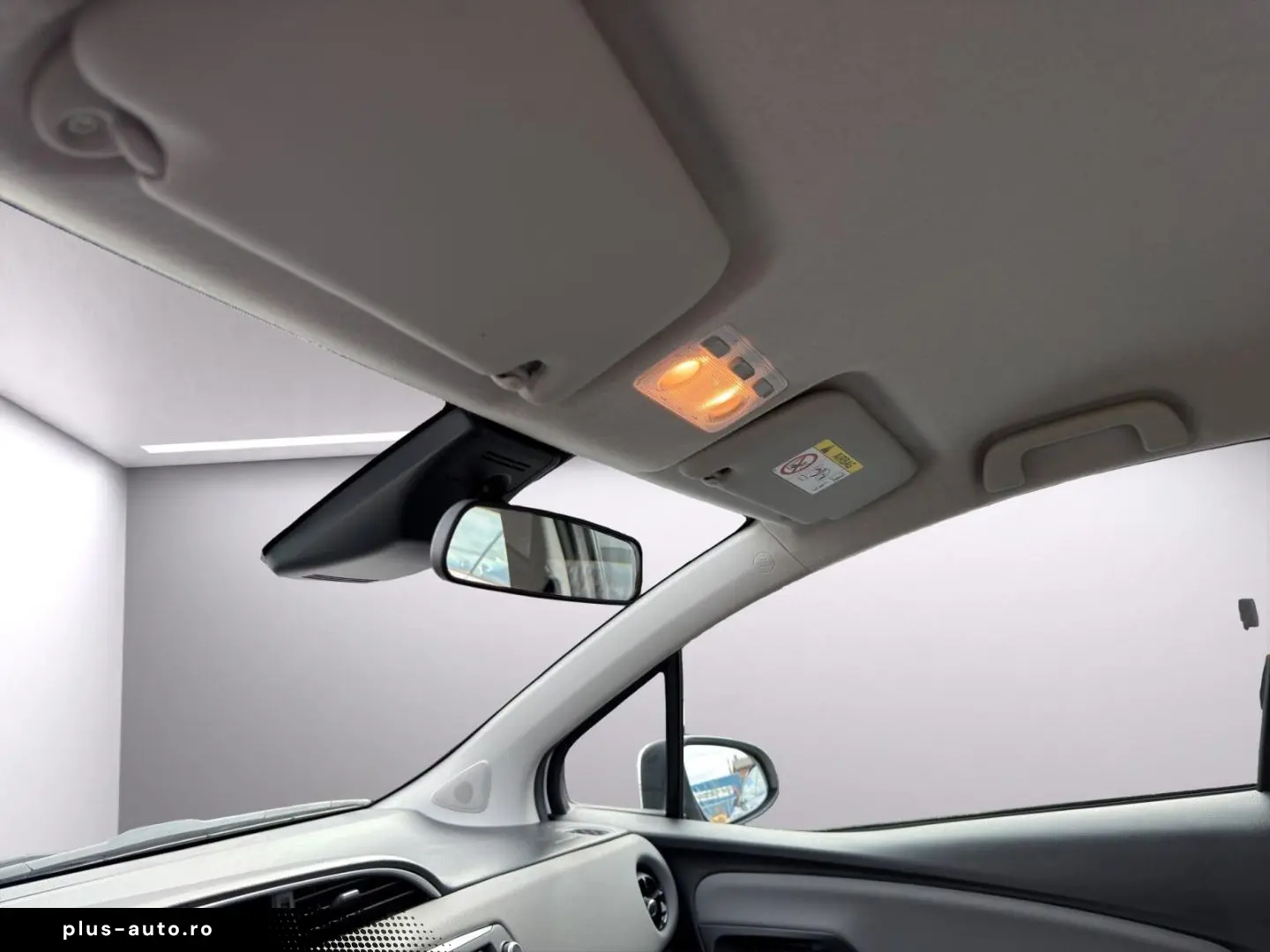 TOYOTA Yaris Hybrid Business Edition