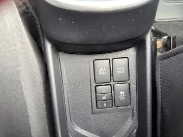 TOYOTA Yaris Hybrid Business Edition