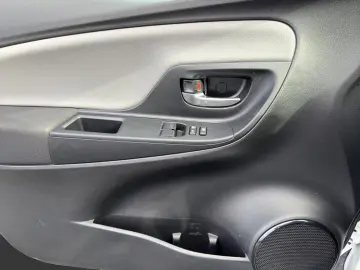 TOYOTA Yaris Hybrid Business Edition