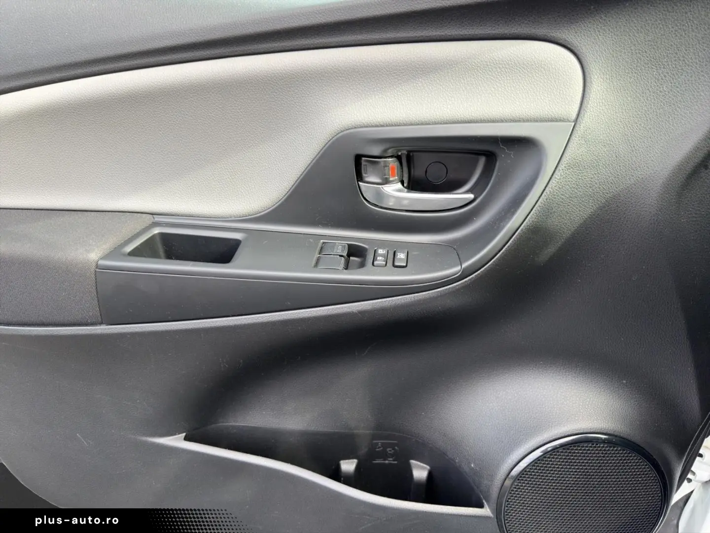 TOYOTA Yaris Hybrid Business Edition