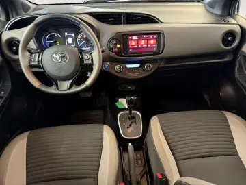 TOYOTA Yaris Hybrid Style Selection