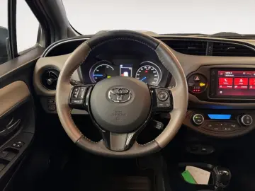 TOYOTA Yaris Hybrid Style Selection