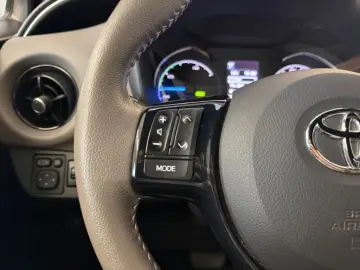 TOYOTA Yaris Hybrid Style Selection