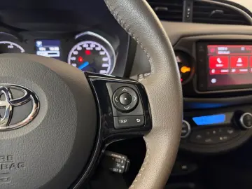 TOYOTA Yaris Hybrid Style Selection