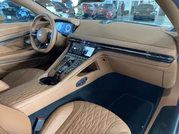 Aston Martin DB12 Volante Q-Special Paint