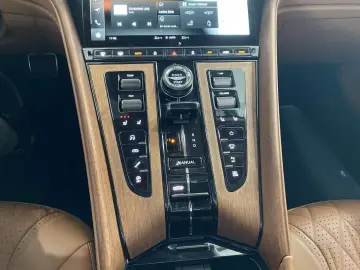 Aston Martin DB12 Volante Q-Special Paint