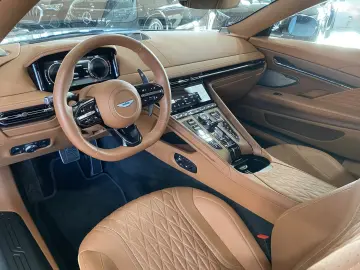 Aston Martin DB12 Volante Q-Special Paint