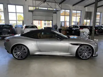 Aston Martin DB12 Volante Q-Special Paint