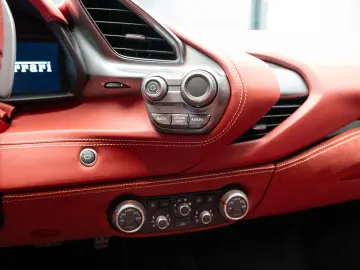 Ferrari 488 GTB LIFT JBL Camera Daytona Seats