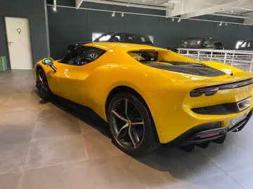 Ferrari 296 GTB Giallo Daytona Kamr