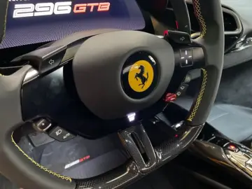 Ferrari 296 GTB Giallo Daytona Kamr