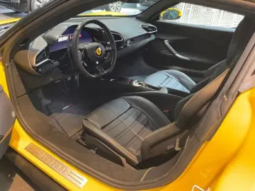 Ferrari 296 GTB Giallo Daytona Kamr