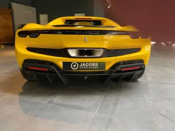 Ferrari 296 GTB Giallo Daytona Kamr