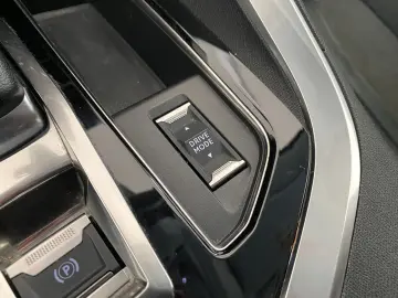 PEUGEOT 3008 1.2 PureTech 130CP Allure Pack EAT8 S&S