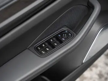 PORSCHE Macan Electric Turbo Burmester HeadUp InnoDrive