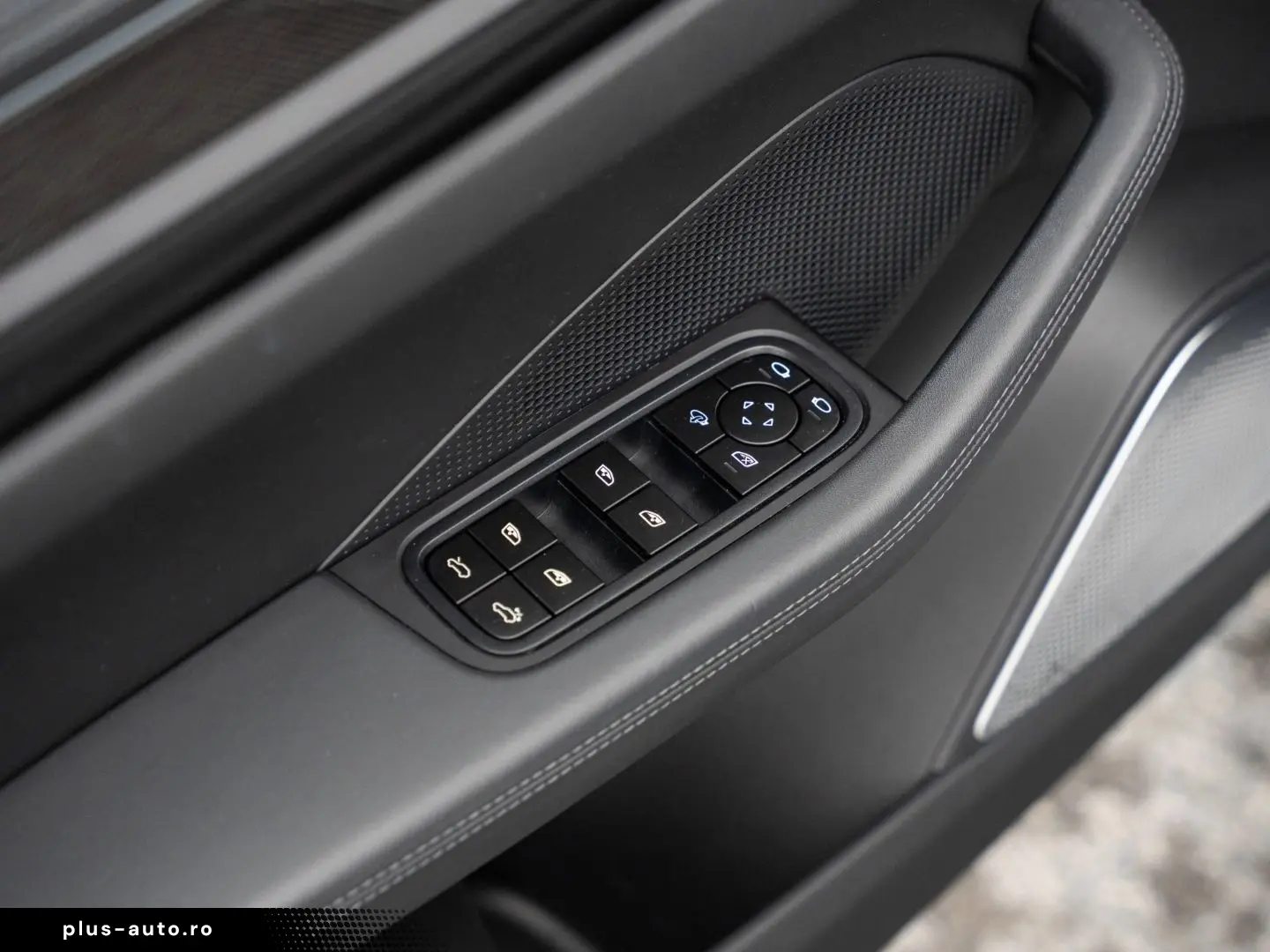 PORSCHE Macan Electric Turbo Burmester HeadUp InnoDrive