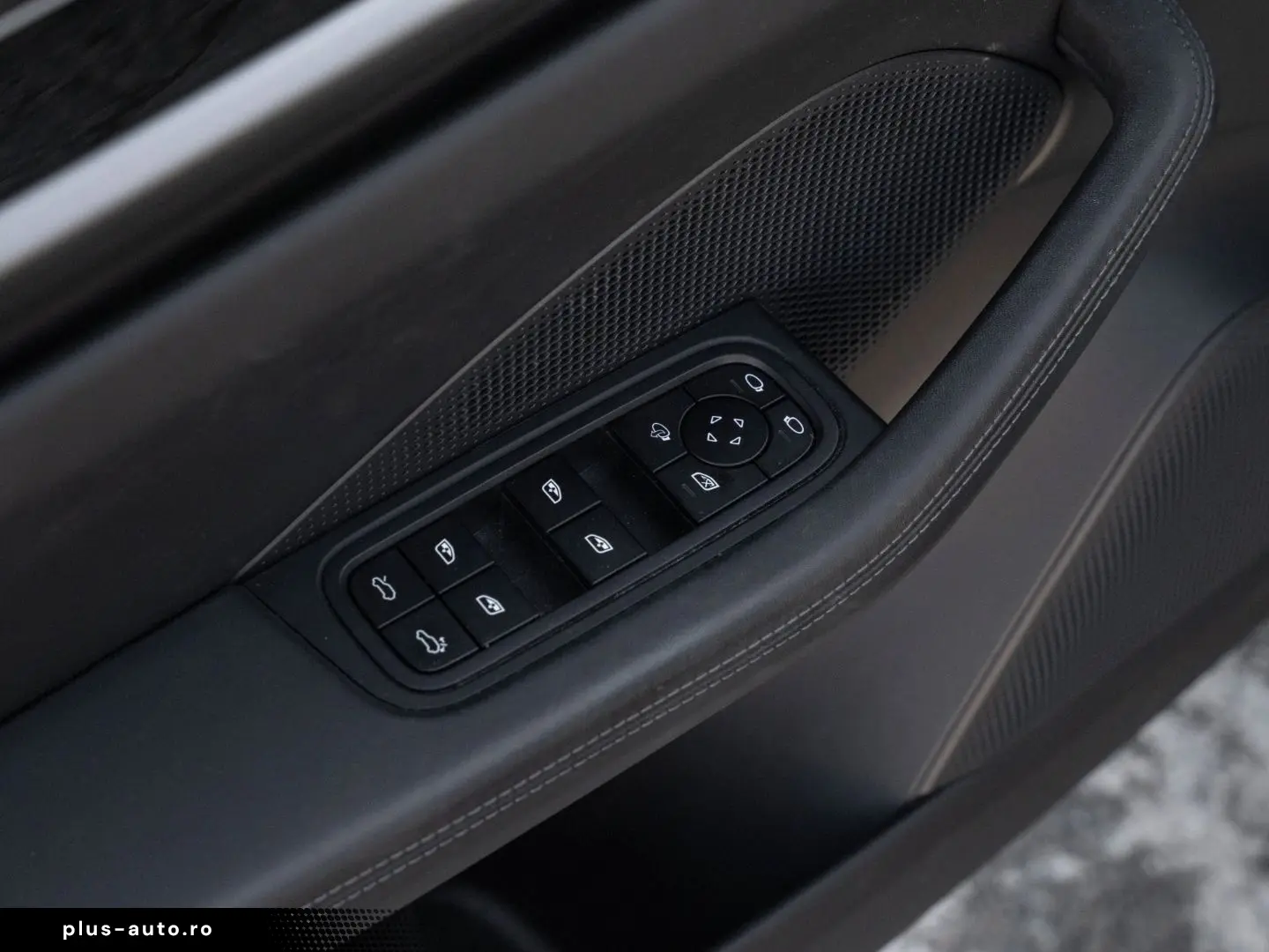 PORSCHE Macan 4 AHK Sport Chrono Paket Luftfederung